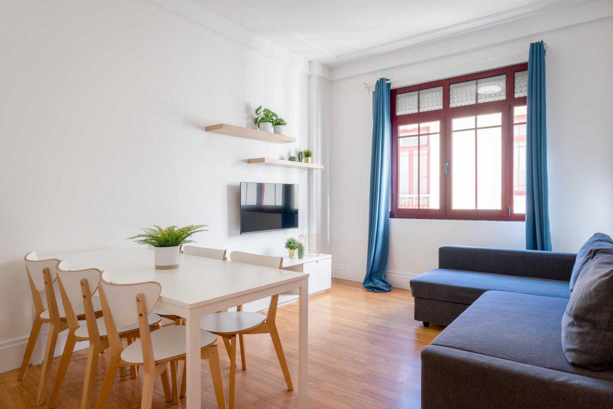 Apartment Host Wise - Spacious Comfortable - Balcony *