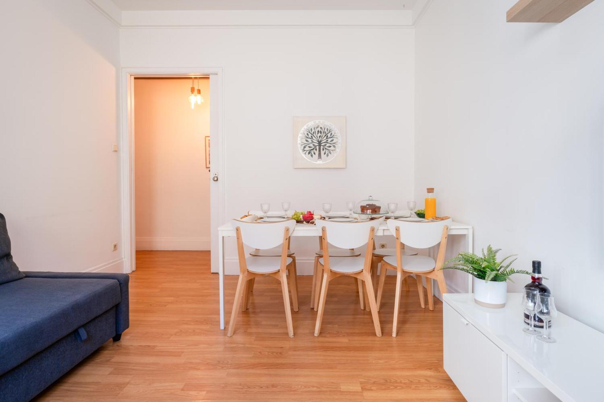 Host Wise - Spacious Comfortable - Balcony Apartment