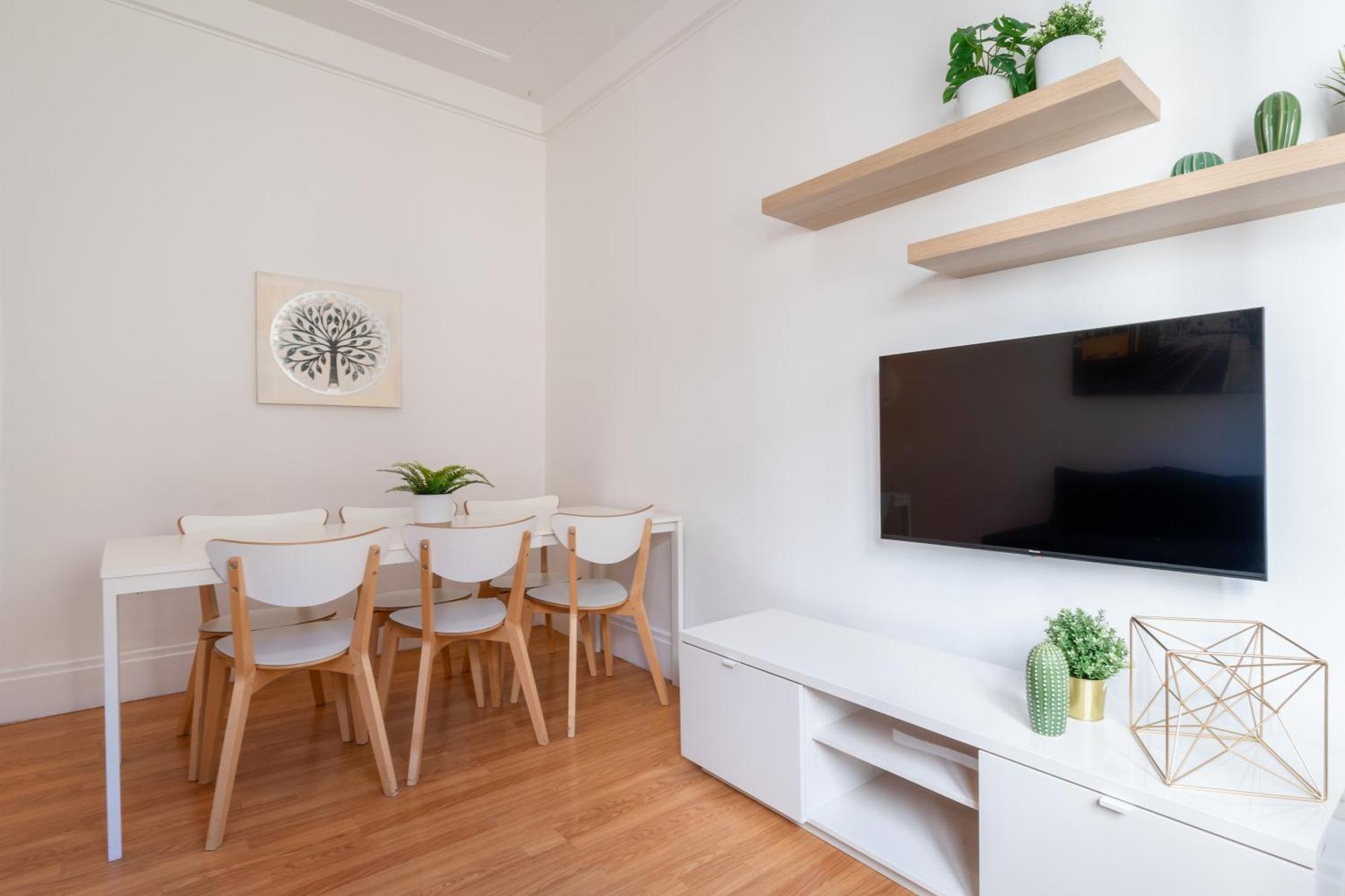 Host Wise - Spacious Comfortable - Balcony Apartment